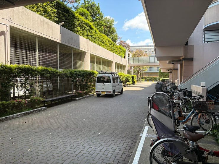 青空に映える豊かな植栽に囲まれた、見通しの良いフラットな敷地内道路です。ゆとりある道幅が確保されており、お車での出入りやベビーカーでの移動も、開放感を感じながら軽やかに行えます。