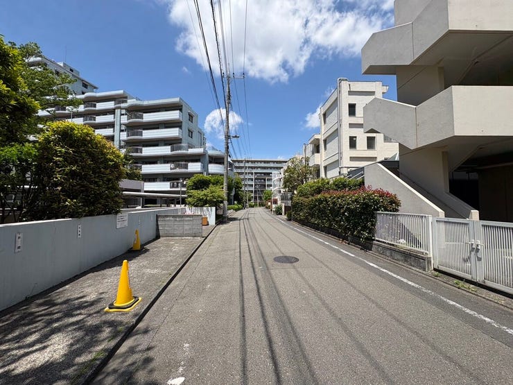 周辺は視界を遮るもののない、開放的な道路に面しています。車通りも穏やかで、ベビーカーでの移動や小さなお子様とのお散歩も安心です。明るい光が差し込む街並みが、家族の健やかな毎日を優しく支えてくれます。