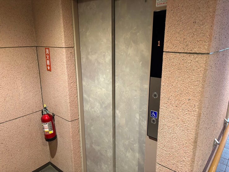 車椅子の方やお子様も使いやすい、低い位置にボタンが備わったエレベーターです。
上品な石目調の壁面に囲まれた空間は、どこかホッとする落ち着いた空気感に満ちており、日々の移動を穏やかに支えてくれます。