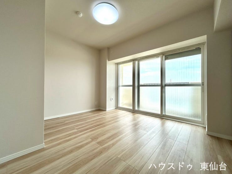 視線がバルコニーに抜ける開放感のある洋室です♪