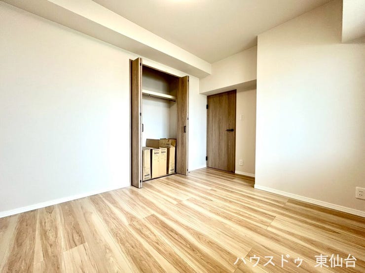 子ども部屋・寝室・ワークスペースなど多用途に使える洋室です。