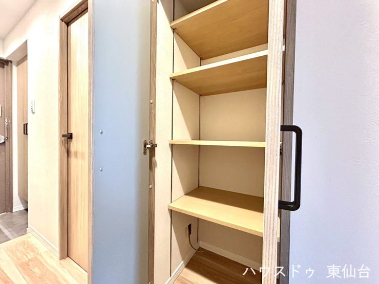 棚付きで空間を有効に使えますね