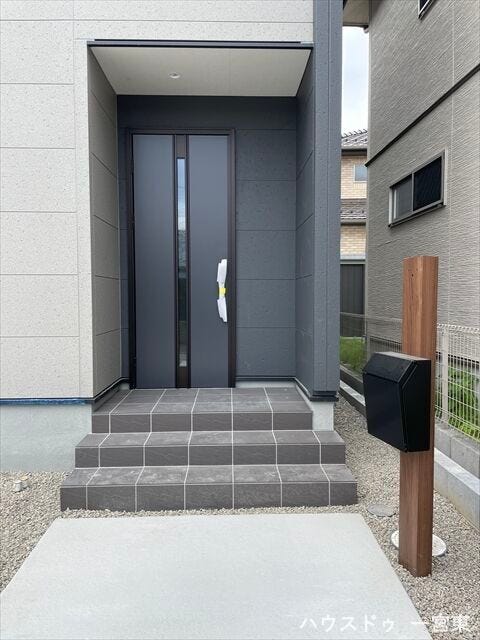 【玄関ポーチ】