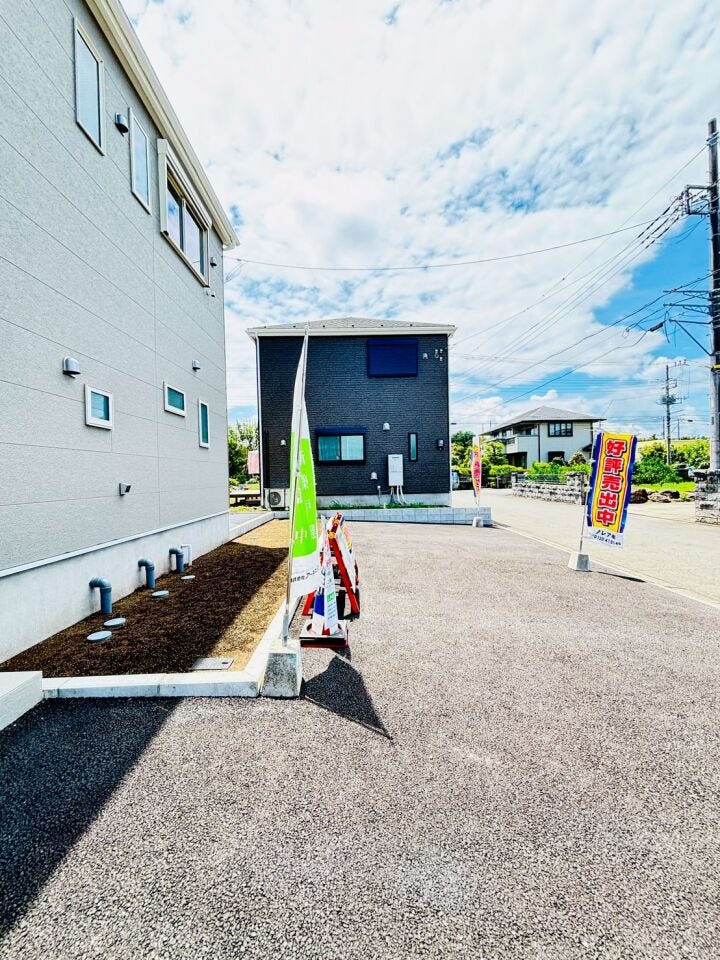 広大な前面道路に面した、ゆとりの駐車スペース。車2台も余裕で停められる広さは、来客時も安心です。
