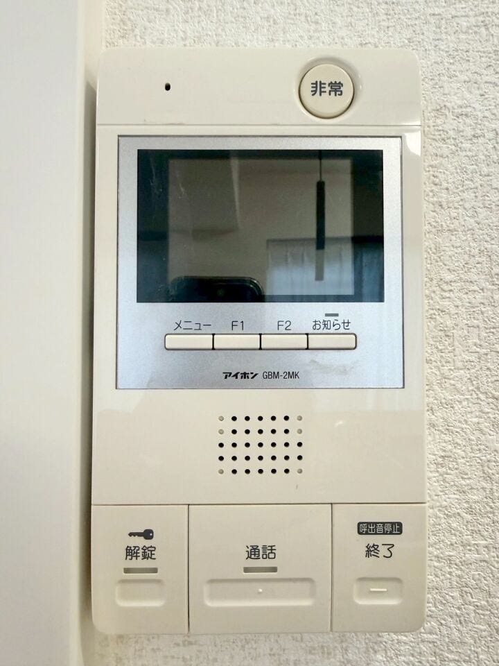 ・モニター付きインターホンはドアを開ける前にモニターで訪問者の顔を確認できるため、安全性が向上します。
・また直接顔を合わせることなく訪問者を確認できるため、個人情報の保護にもつながります。