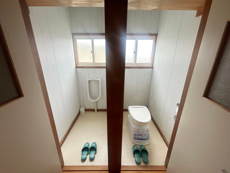 室内(2026年5月)撮影
◎現地案内予約受付中!◎
トイレには小窓があり、換気が出来て衛生的です。