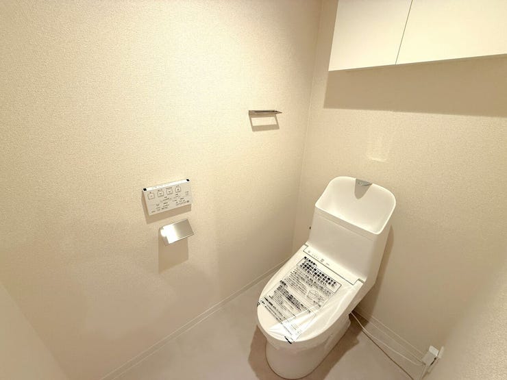 ◆トイレ◆
温水洗浄便座付きトイレは衛生的で快適なトイレの利用を提供し、多くの人にとって日常の生活を向上させる便利な機能となっています!上部には収納あり♪壁リモコン付きなので、操作も楽々です☆
