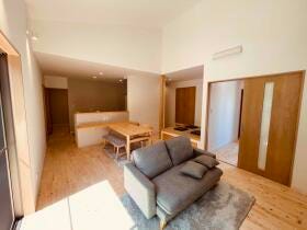 リラックスできる空間として家族や友人との団らんに最適なリビング。快適なソファとリラックスできるインテリアが、毎日の生活をより豊かにします。※画像はイメージです