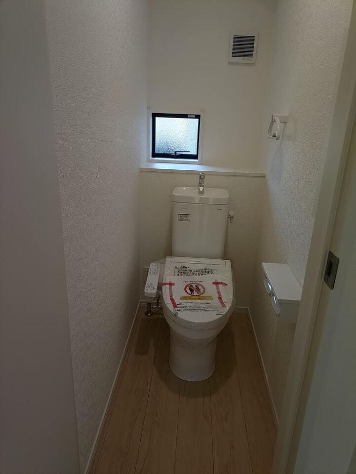 お手入れしやすく清潔感あふれる温水洗浄便座。