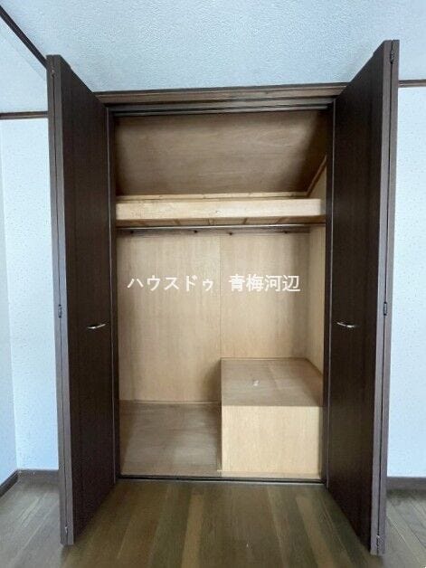 8.5帖洋室収納:ハンガーパイプや枕棚も標準装備されたクローゼットです。