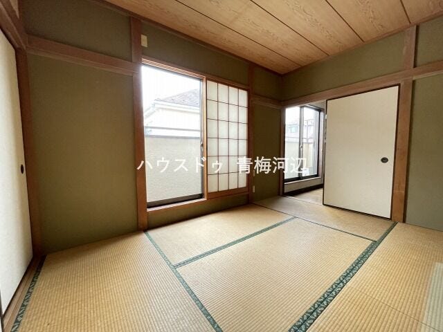 2階6帖和室:南向きで過ごしやすい空間です。畳の香りと和の空間でリラックスできそうですね◎