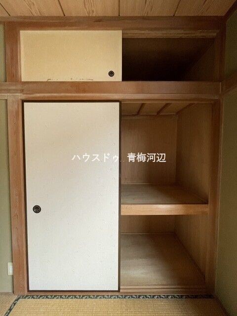 2階6帖和室収納:奥行のある押入なのでお布団やお洋服をしまうことができます。