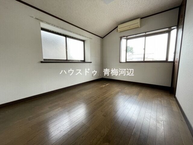 6帖洋室:2面採光なので、通風・採光良好です。収納があるので大きな家具を置かずに、お部屋を広々使えますね。
