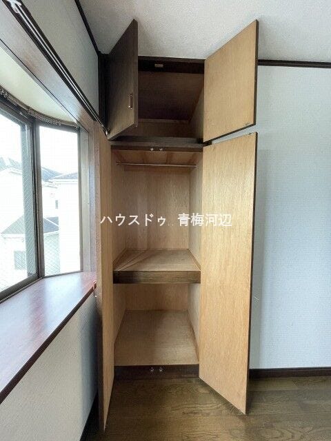 6帖洋室収納:ハンガーポール付なので衣類にしわを付ける事なくすっきり収納が可能です。