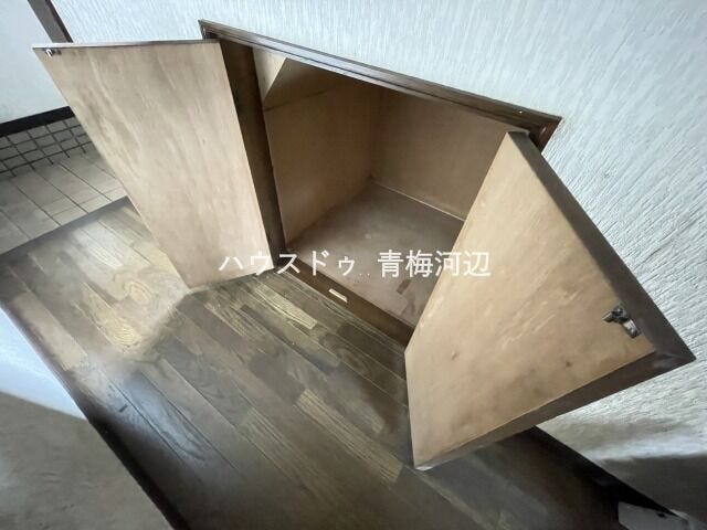 1階廊下収納:居室以外にも収納スペースが設置されており、使用頻度の低いものや季節家電、掃除道具や防災グッズなどをしまっておけます。