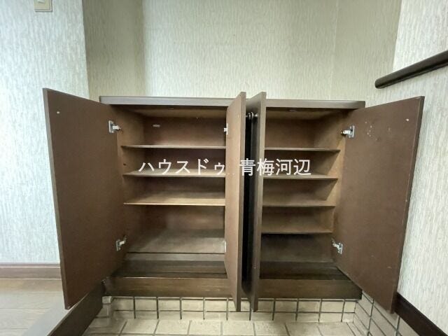 玄関収納:下駄箱もあるので玄関を広くお使いいただけそうです。