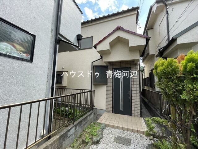 【外観】
小学校まで徒歩約6分圏内と、お子様の通学も安心なエリアに平成4年築の中古戸建が登場です。
