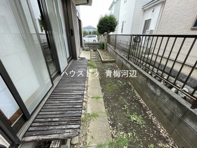 庭:縁側でみんなで日向ぼっこも気持ちよさそうです。四季折々の植物を育てて楽しむ暮らしが出来そうですね。