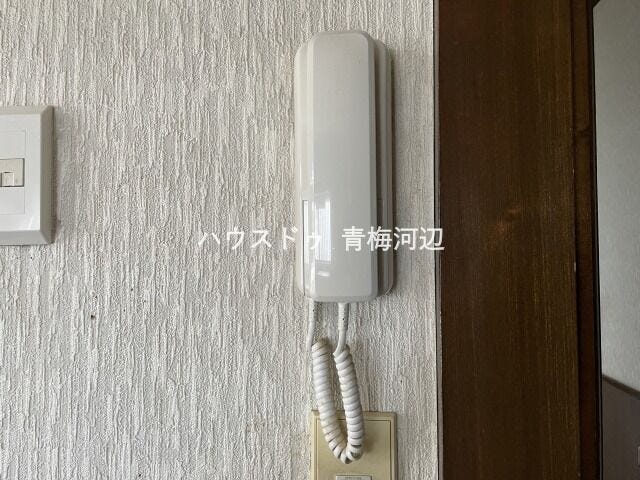 インターホン:訪問者と直接会わずに会話ができトラブルの回避にもなります。