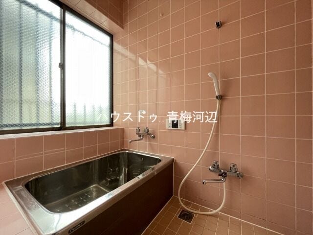 浴室:ピンクで優しい色合いの浴室です。