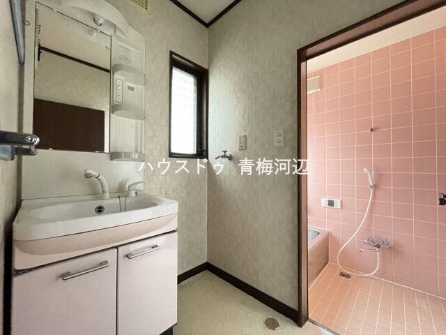 洗面所:洗面台には棚が付いていますので歯ブラシや髭剃りなども収納できます。また、洗濯機置き場の上には窓があり、こもりがちな湿気もしっかり換気することができます。