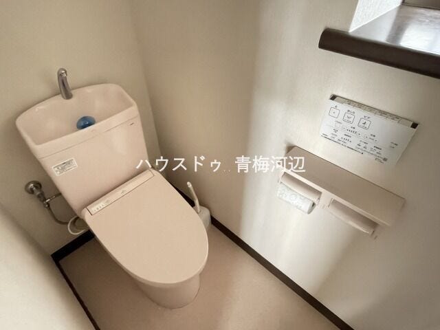トイレ:トイレにはウォシュレット機能付です。寒い時期も便座を温かくでき安心して座ることができますね。