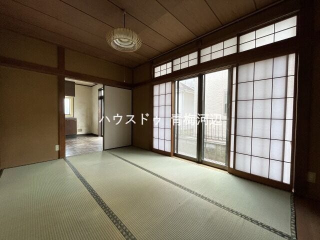 1階6帖和室:縁側があるので、親戚やお友達を呼んで花火などを楽しむことができそうです。ダイニング側の間仕切りを開ければ陽射しが入り明るい空間になります。