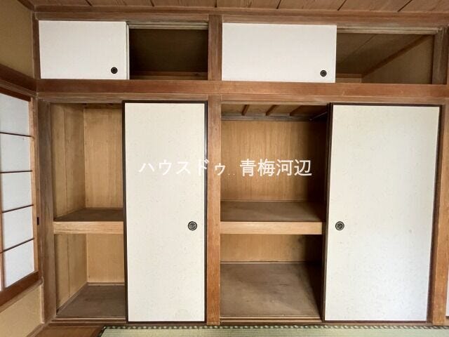 1階6帖和室収納:奥行のある押入です。収納グッズを使って空間を有効活用することができます。
