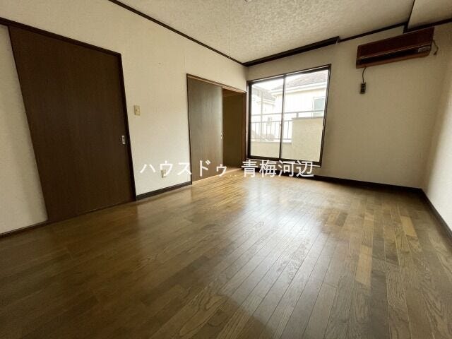 8.5帖洋室:広々としたお部屋なので、ご夫婦の寝室としてもお使いいただけそうです。南側の窓から日差しが入りプライベートの時間も気持ちよく過ごすことができそうです。