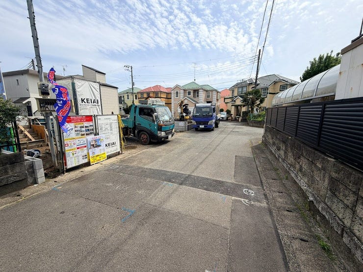 車通りが比較的落ち着いた前面道路で、穏やかな暮らしを演出。