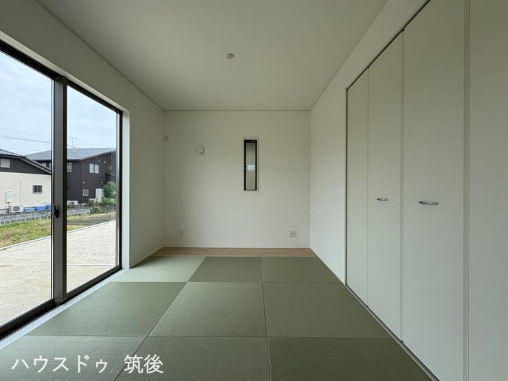 【モダンな印象の5.2帖和室】すっきりとした縁なしのスクエア畳を採用。壁面にクローゼット(収納)を備えているため、お布団や季節の荷物も十分に収まり、お部屋を広くすっきりと保てます。