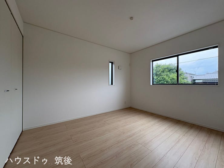【ゆとりある7帖の寝室】大きな引き違い窓と縦型のスリット窓を設けた2面採光設計で、室内に心地よい光と風を取り込める明るい空間です。