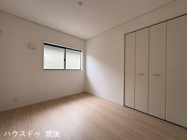 【クローゼット完備の洋室5.2帖】壁面に収納を備えており、お部屋を広くすっきりと使えます。シンプルな長方形の間取りで、ベッドやデスクを配置しやすく、子ども部屋や書斎にも適した広さです。