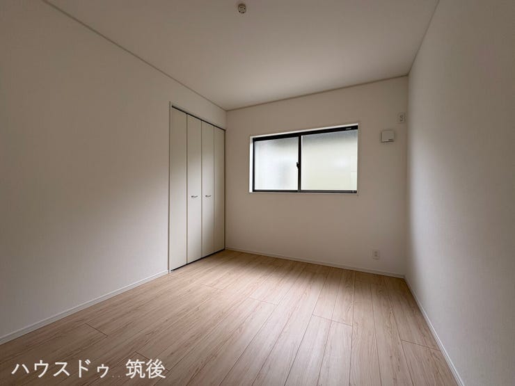 【クローゼット付きの洋室5.2帖】奥の壁面に衣類などをまとめて片付けられる収納を完備。無駄のないシンプルな間取りのため、家具の配置がしやすく、子ども部屋やテレワークスペースにもおすすめです。