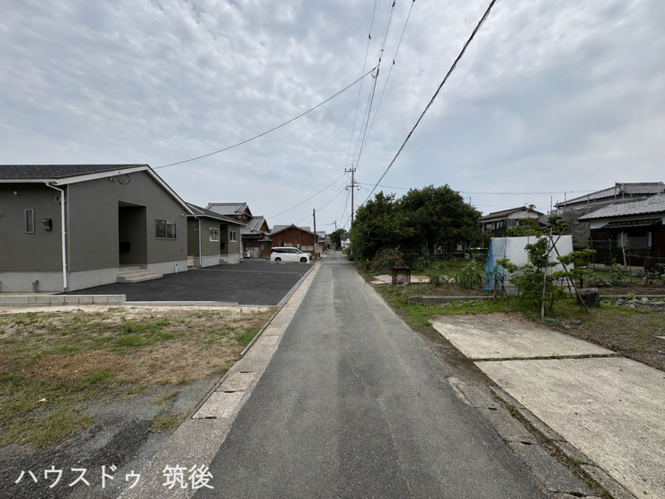 【前面道路は法42条2項道路の市道】配置図の通り道路幅員は約4.0m~4.5m確保されています。現地写真の通り、周囲に視界を遮る高層建造物がなく、平穏で見通しの良い環境に位置する分譲地です。