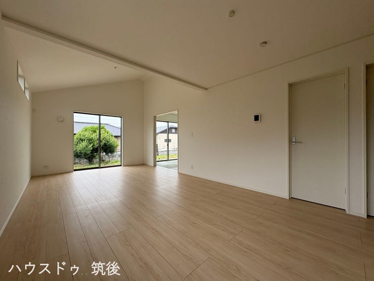 【LDKに隣接する5.2帖の和室】引き戸を開放することで、リビングと一体の広い空間として利用できます。お子様の遊びスペースや、お昼寝、家事の合間の休憩など、多目的に活用しやすい便利な配置です。