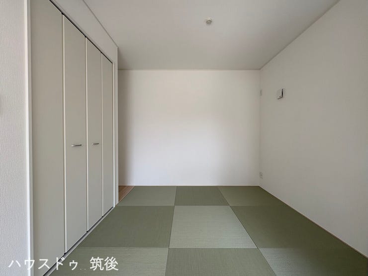 【収納完備の和室】お布団や季節物、お子様のおもちゃもスッキリ片付く大容量収納付き。お昼寝スペースやゲストルーム、書斎など、ライフスタイルに合わせてマルチに活躍する便利な一室です。