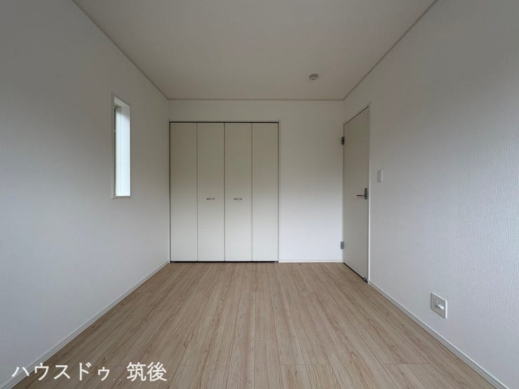 【使い勝手の良い6帖の洋室】クローゼット完備で、お部屋を広くスッキリと使えます。子供部屋や寝室、書斎などマルチに活躍するサイズ感。白と木目を基調とした飽きのこないシンプルなデザインです。