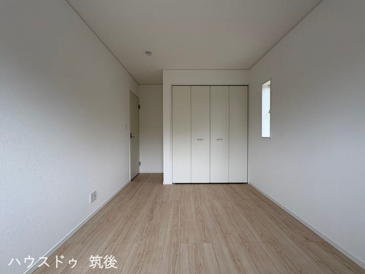 【クローゼット完備の快適な6帖】大型収納付きで、家具を最小限に抑えて広々とお部屋を使えます。子供部屋や主寝室、テレワーク用の書斎など、ライフスタイルに合わせてマルチに活用できるシンプルな間取りです。