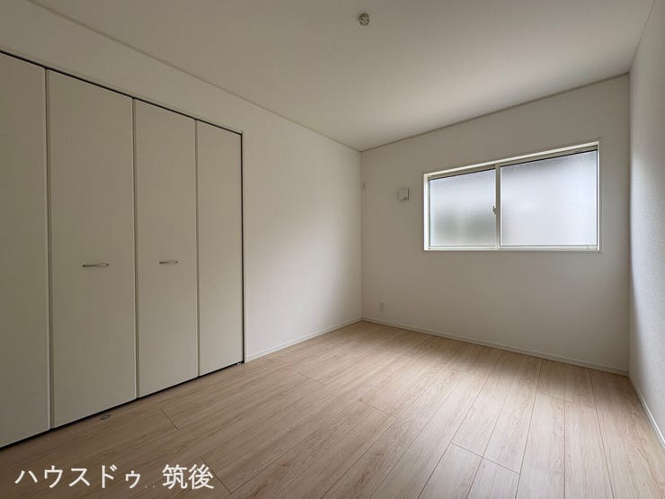 【横長窓で明るい6帖の洋室】大きめの引き違い窓から心地よい自然光が差し込む明るいお部屋です。クローゼットを完備しており、ご夫婦の衣類や季節物のアイテムもたっぷりと収納できます。