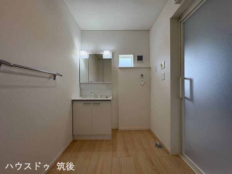 【清潔感溢れる明るい洗面所】三面鏡付きの洗面化粧台を採用。鏡の裏は収納になっており、洗面まわりの小物をスッキリ片付けられます。小窓から自然光が差し込み、朝の身支度も心地よくスタートできる空間です。