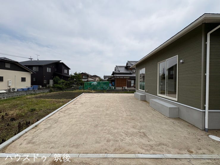 【室内からスムーズに出入り可能】大きな窓の足元には、上り下りがしやすい便利なステップを設置。リビングから気軽にお庭へ出られる間取り設計です。晴れた日には洗濯物を干すスペースとしても重宝します。