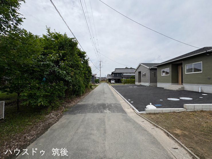【前面道路は法42条2項道路の市道】配置図の通り道路幅員は約4.0m~4.5m確保されています。現地写真の通り、周囲に視界を遮る高層建造物がなく、平穏で見通しの良い環境に位置する分譲地です。