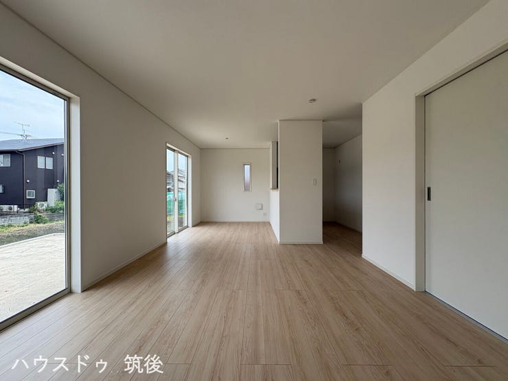 【奥行きのある広々18.5帖】縦長で家具の配置がしやすい開放的なリビング。複数の窓から心地よい光が差し込み、お部屋全体を明るく包み込みます。すっきりとした空間で、家族団らんの時間をゆったり過ごせます。