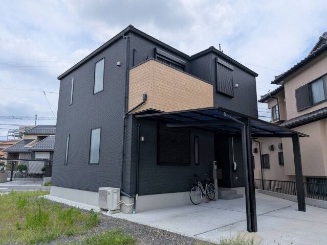 デザインがとてもオシャレな外観です。
2台分の駐車スペースあります。雨の日も安心!カーポートつき♪