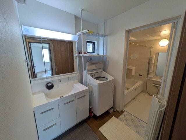 洗面化粧台は3面鏡仕様になっています。
