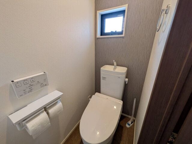 窓のあるトイレは明るく清潔感もありますね