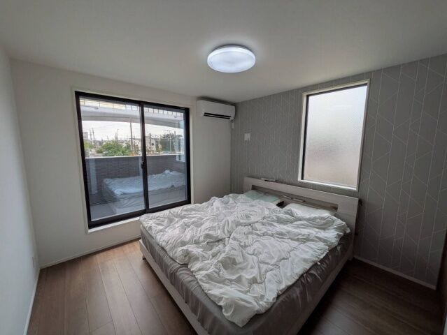 バルコニーに面した明るい洋室です。大きな窓で明るいお部屋です。