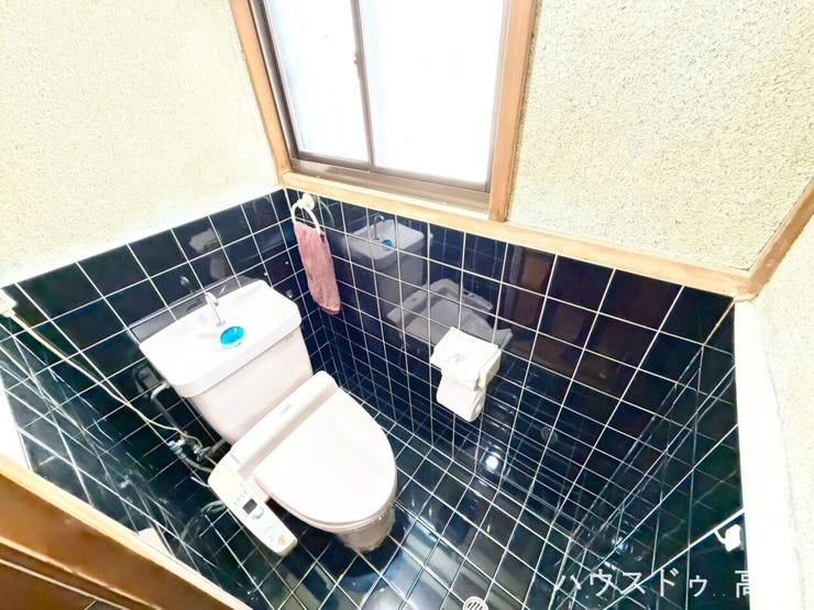 窓付きで明るく換気のしやすいトイレ空間。