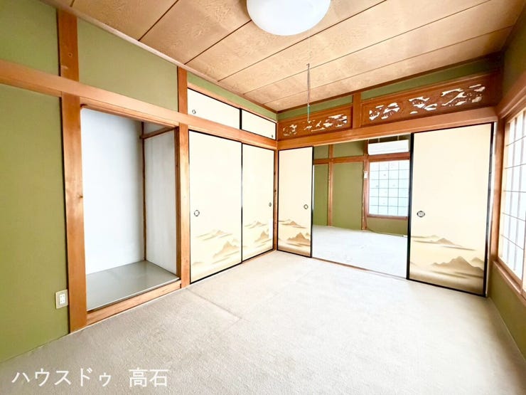 職人のこだわりが息づく、美しい欄間と床の間を備えた本格和室。